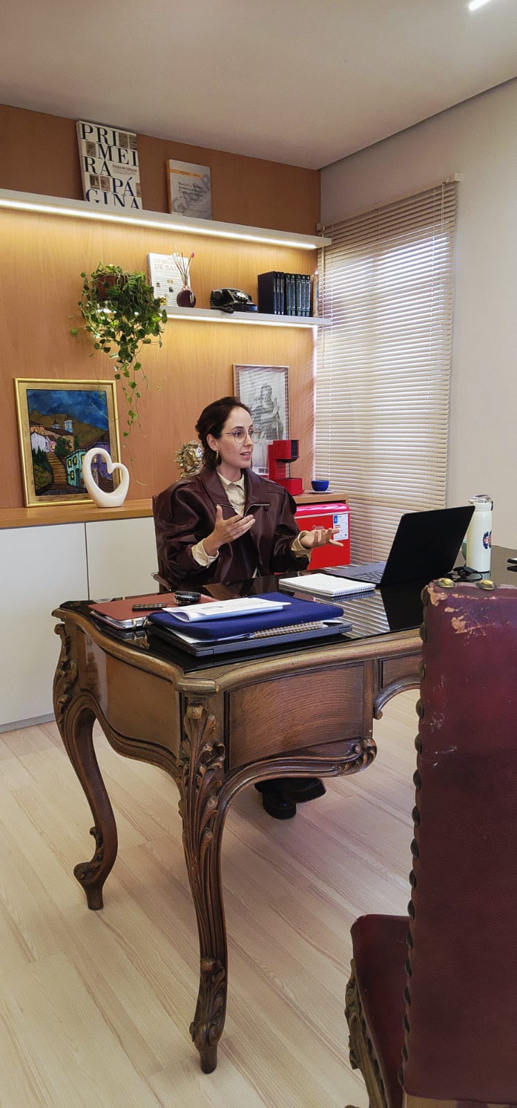 Rebeca Ariza atendendo cliente